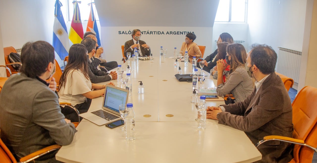 Durante el encuentro Cubino y Ulrich Sante dialogaron sobre cuestiones educativas, científicas y tecnológicas.