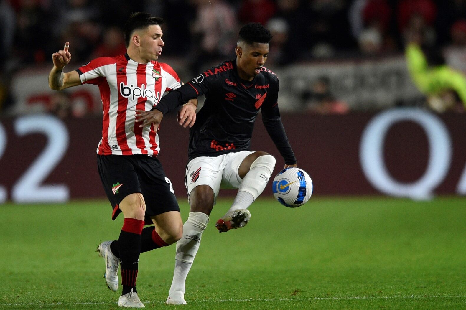 Athlético Paranaense se lo llevó sobre el final ante Estudiantes y se convirtió en Semifinalista de la Copa Libertadores. Foto: AP.