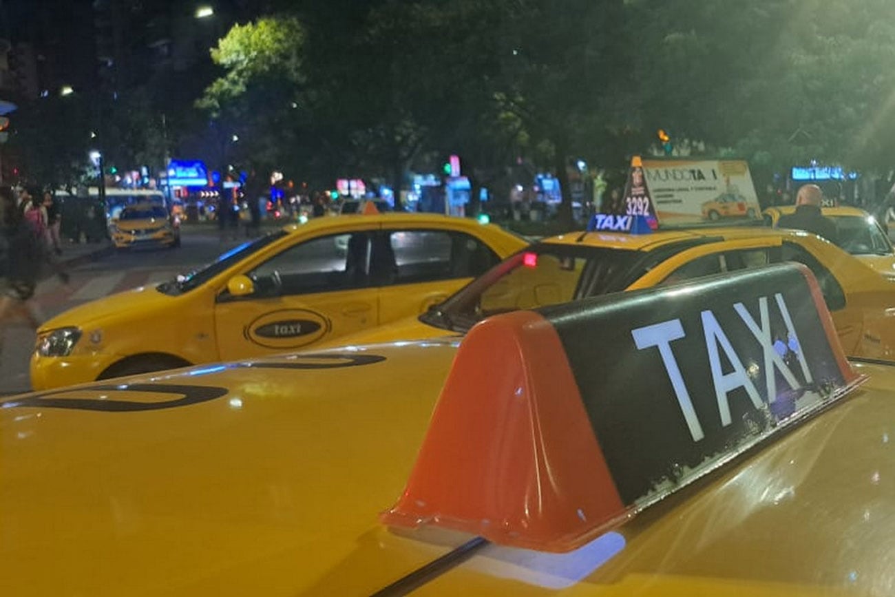 Protesta de taxis en el Patio Olmos en reclamo por más seguridad.  (José Gabriel Hernández / La Voz)