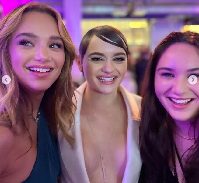 La actriz Joey King junto a sus amigas en el estreno de "Tren Bala".