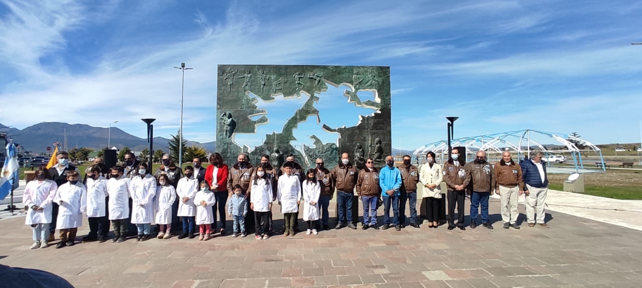 Entrega de guardapolvos. Autoridades entregaron los guardapolvos a diferentes alumnos de las escuelas de Ushuaia, Capital de Malvinas.