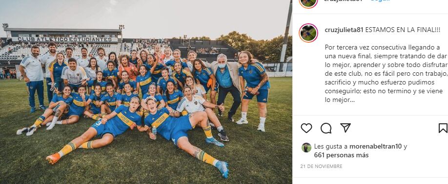 Julieta Cruz junto al plantel de Boca Juniors en pleno festejo.