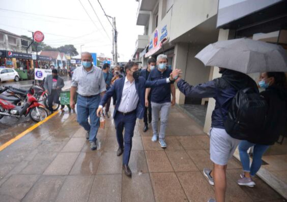 Axel Kicillof durante su recorrido en la costa.