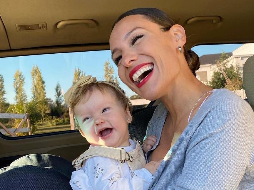 Ana García Moritán y Pampita dando un paseo en auto.