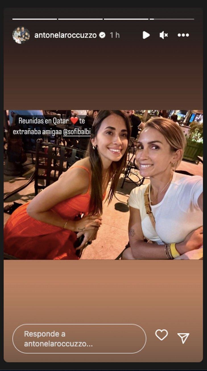 Antonela Rocuzzo y Sofía Balbi, esposa de Luis Suárez, en Qatar. 