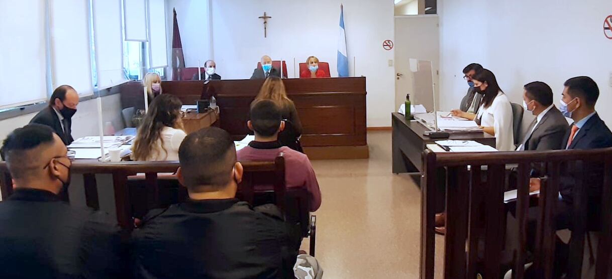 Los jueces Federico Diez, Paola Marocco y Francisco Mascarello sentenciaron  a prisión perpetua a Germán Gómez y Brian Yurquina, por el homicidio calificado criminis causa y con ensañamiento y alevosía en perjuicio de Sergio Orlando Llanes, en Salta.