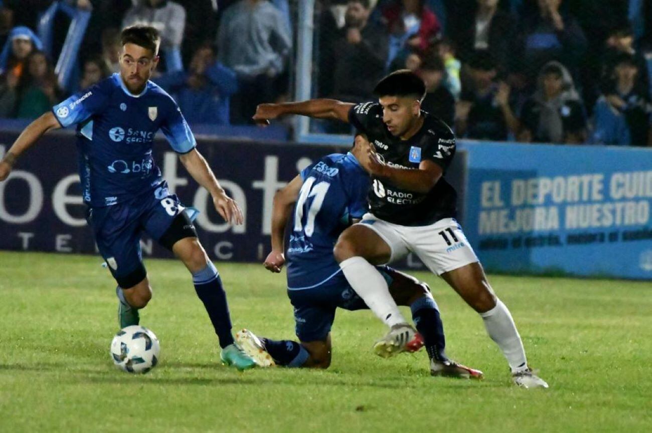 Estudiantes de Río Cuarto se enfrenta ante Atlético Rafaela por la ida del Reducido de la Primera Nacional. (Tomás Fragueiro / La Voz)