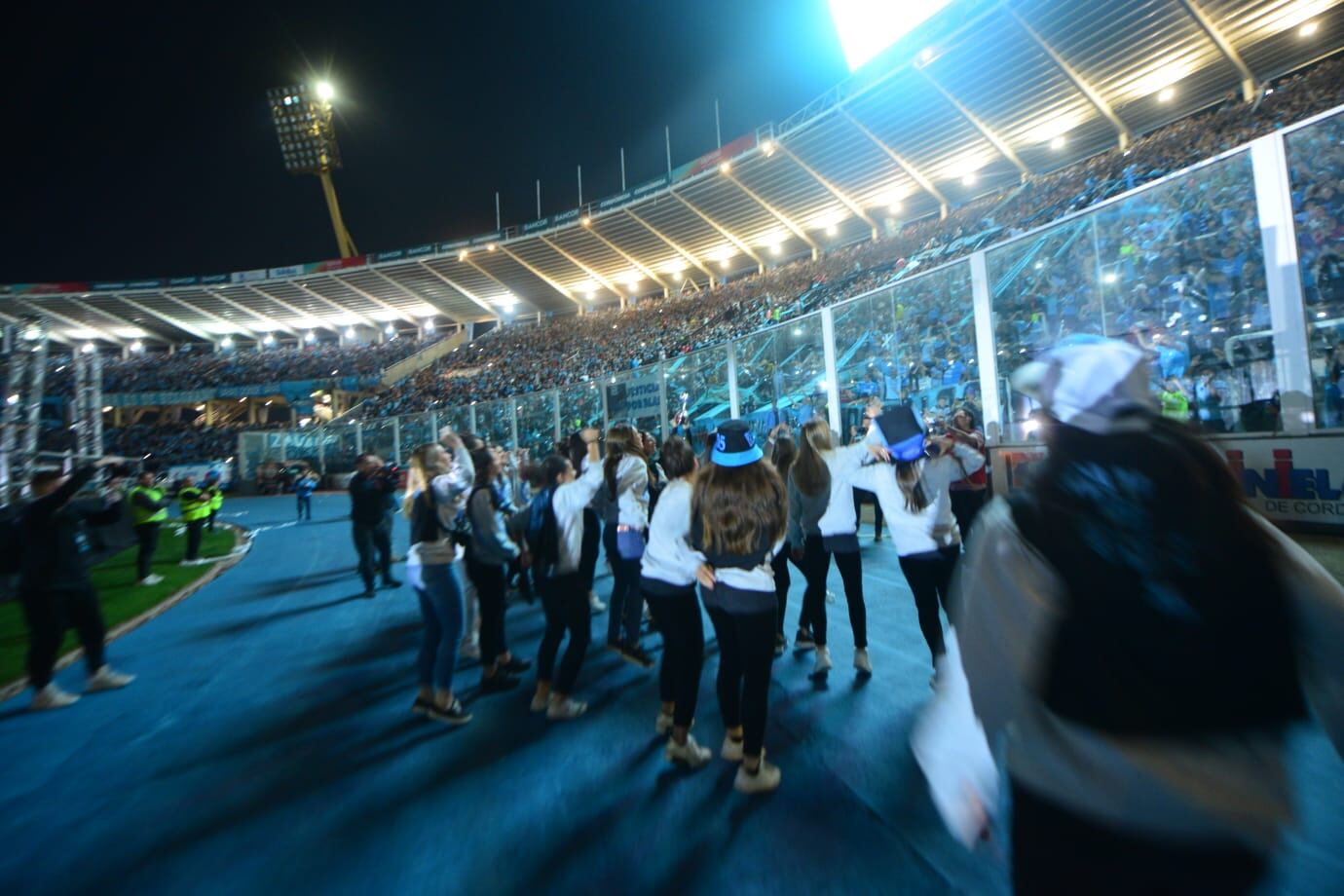 El festejo del equipo femenino en el entretiempo del partido que Belgrano masculino jugó con Chacarita en el Kempes por la Primera Nacional. (Javier Ferreyra / La Voz)