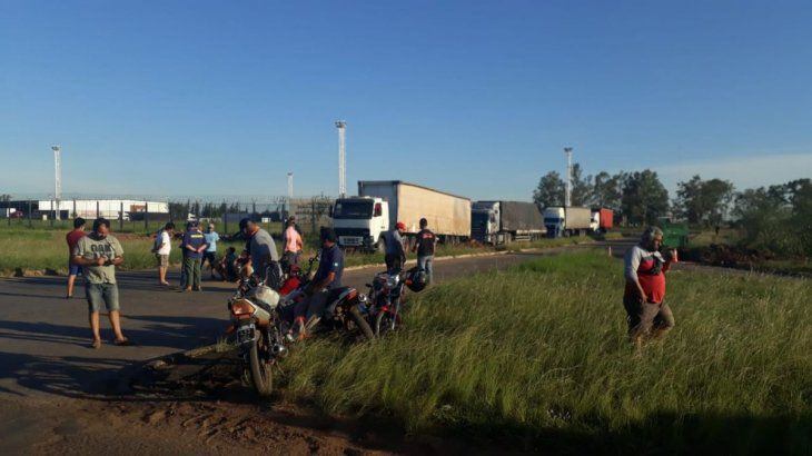 Camioneros cerraron el cruce en Paso de Los Libres.