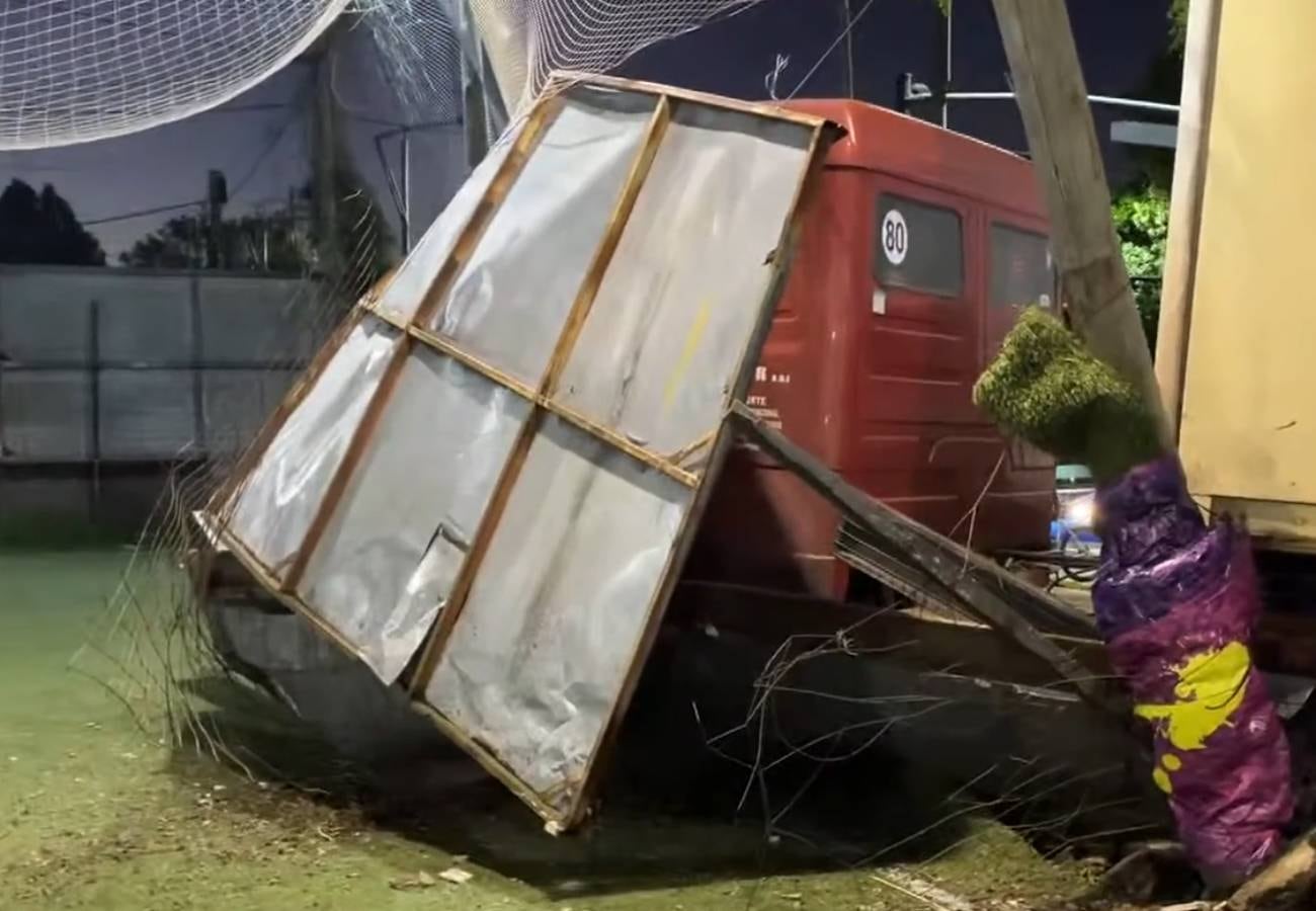 La cabina del transporte de carga impactó contra una columna de iluminación.