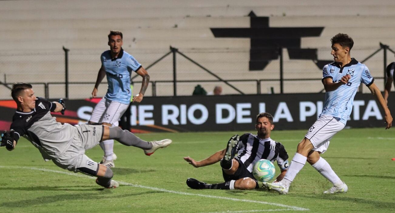 Gimnasia de Mendoza y Montevideo Wanderers juegan la final del cuadrangular internacional por la Copa 90 aniversario del fútbol profesional que se disputa en Montevideo, Uruguay.