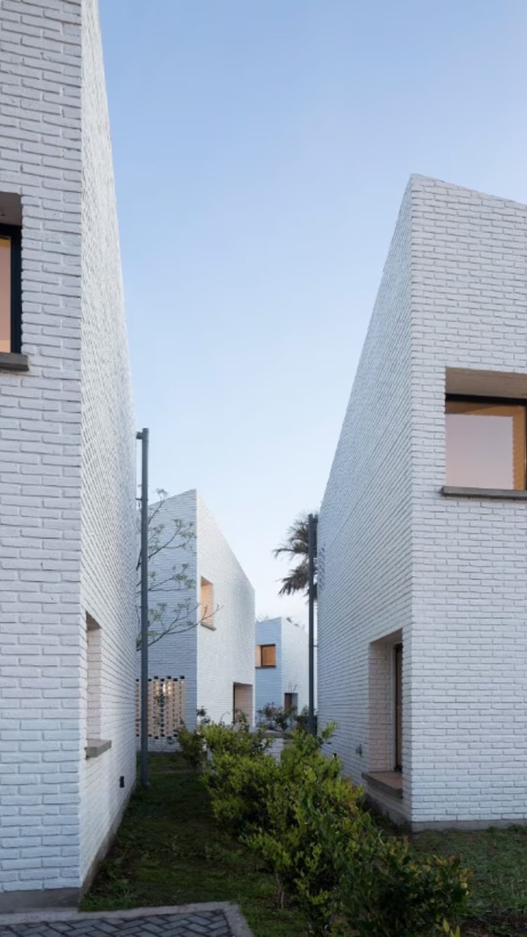 Se destaca el ladrillo pintado de blanco y la forma de las casas