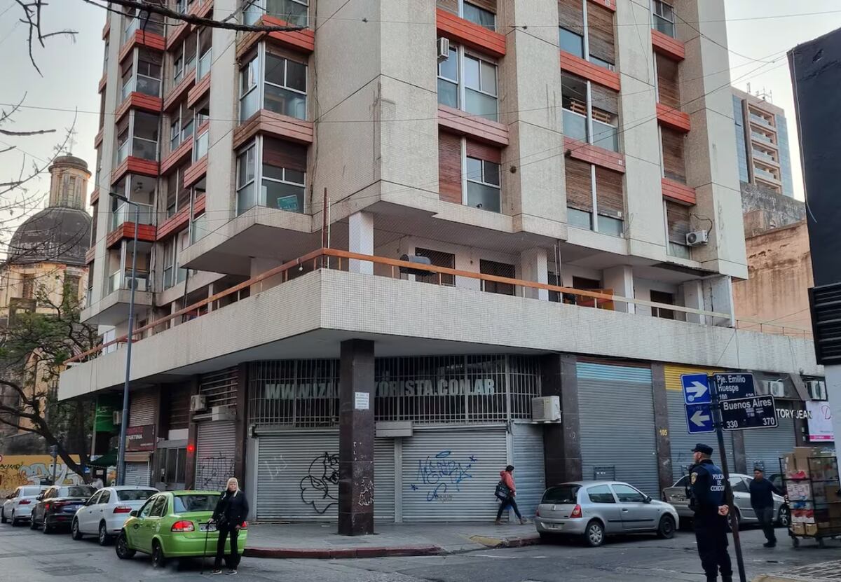 Olor nauseabundo y gritos: hablaron los vecinos del hombre que vivía con un cadáver en Córdoba