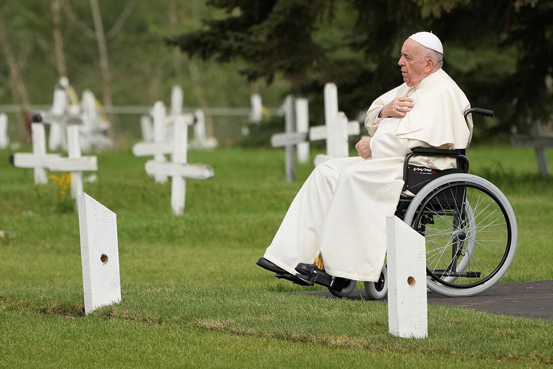 El Papa Francisco rezando en una tumba en el cementerio Ermineskin Cree Nation en Maskwacis, Alberta.