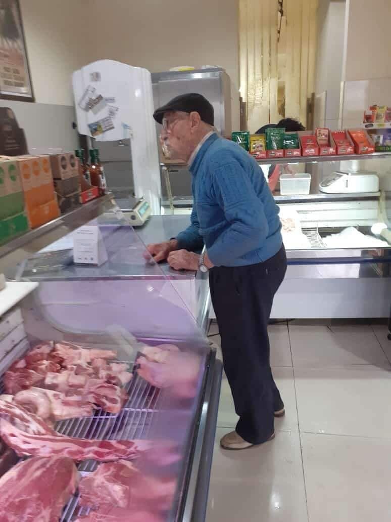 El vecino de Laborde cumplió 105 años y es reconocido por ser quien, cada maneza, sale a hacer las compras y los mandados.