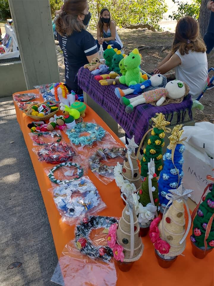 "Asociación de Artesanos de Villa Carlos Paz" en plena feria y a metros de la peatonal.