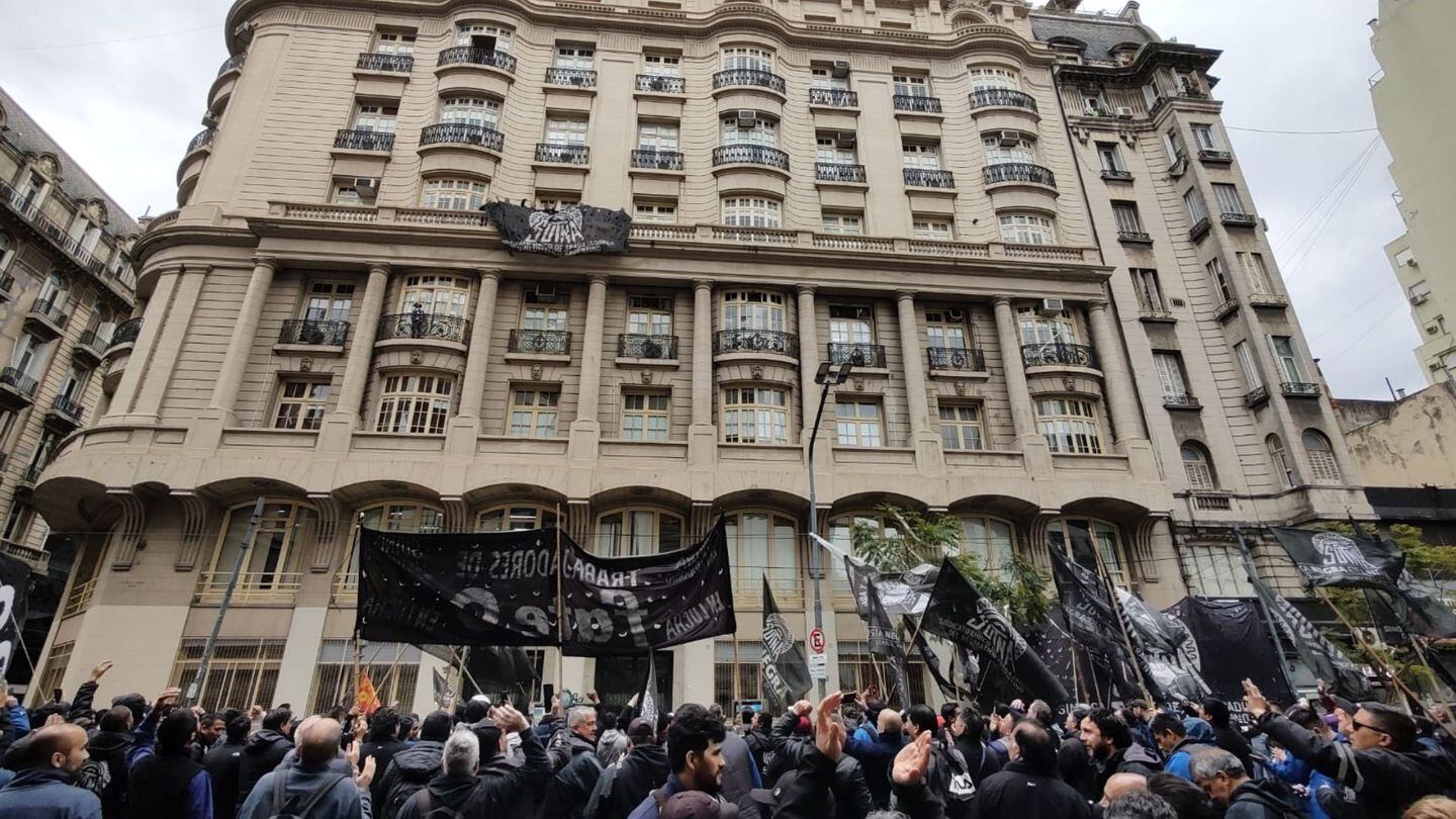 Los trabajadores del neumático acampan en la puerta del Ministerio de Trabajo