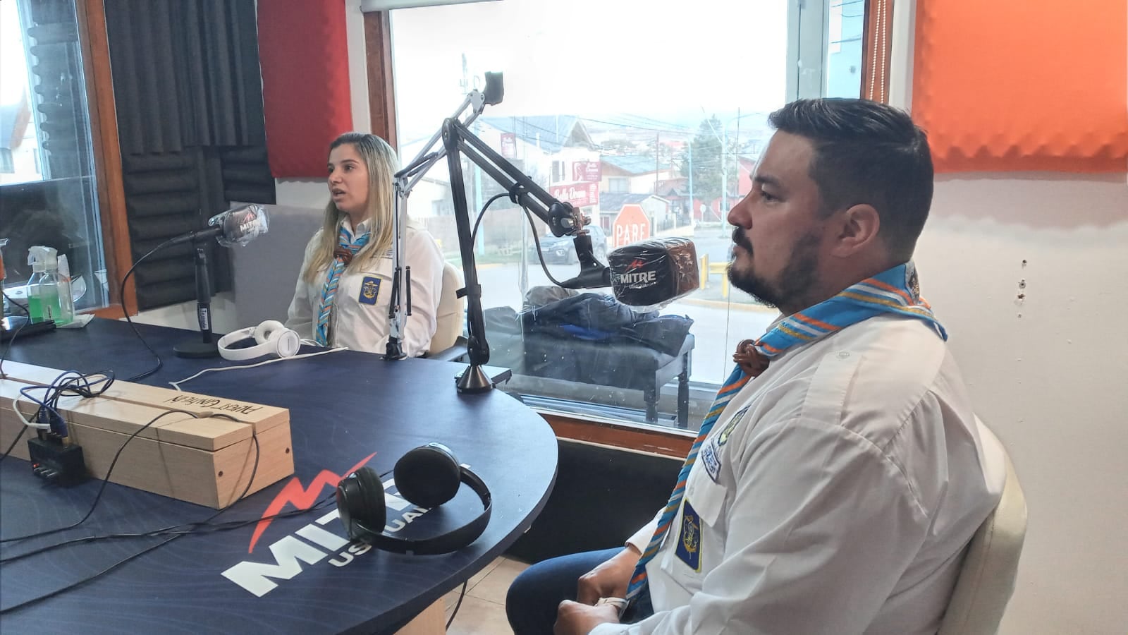 Emilce Berón y Jorge Espinoza, Scout Navales N°11 "Alférez Sobral" en Radio Mitre Ushuaia.