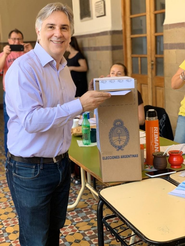 Martín Llaryora voto en la escuela Santo Tomás en Córdoba. (Prensa Hacemos por Córdoba)