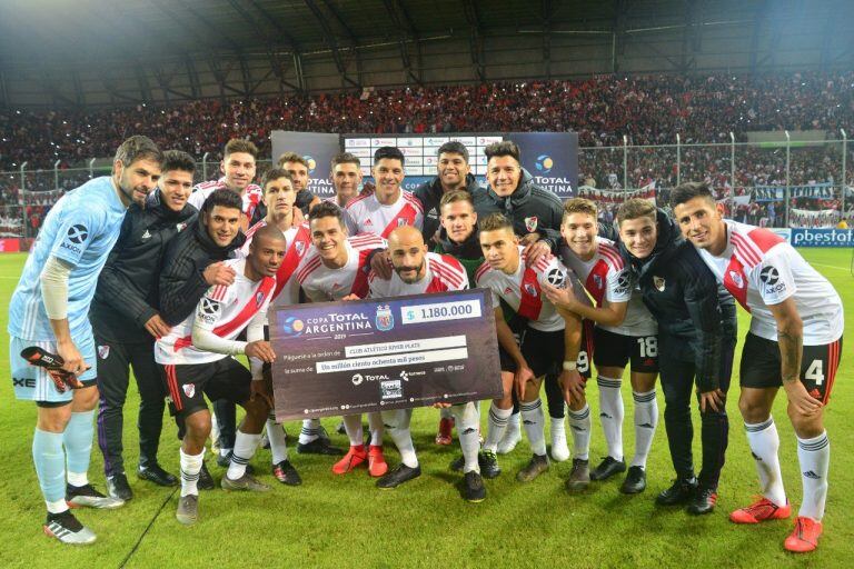 Alberto Rodríguez Saá entregó el cheque. Foto: ANSL