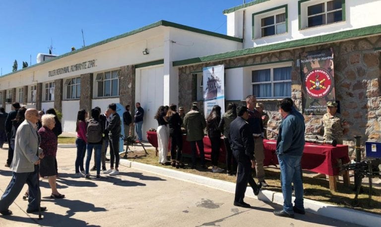 Se dispusieron stands con muestras de material técnico de mantenimiento del Taller Aeronaval Almirante Zar y de la compañía de Vigilancia y Seguridad de la Base Aeronaval Almirante Zar.