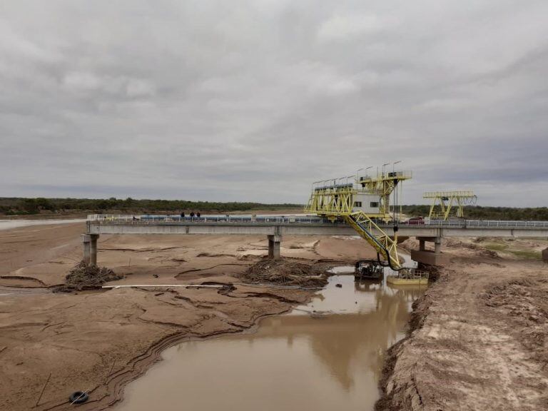 La toma de agua en Puerto Lavalle está complicada por la bajante en el río Bermejo.