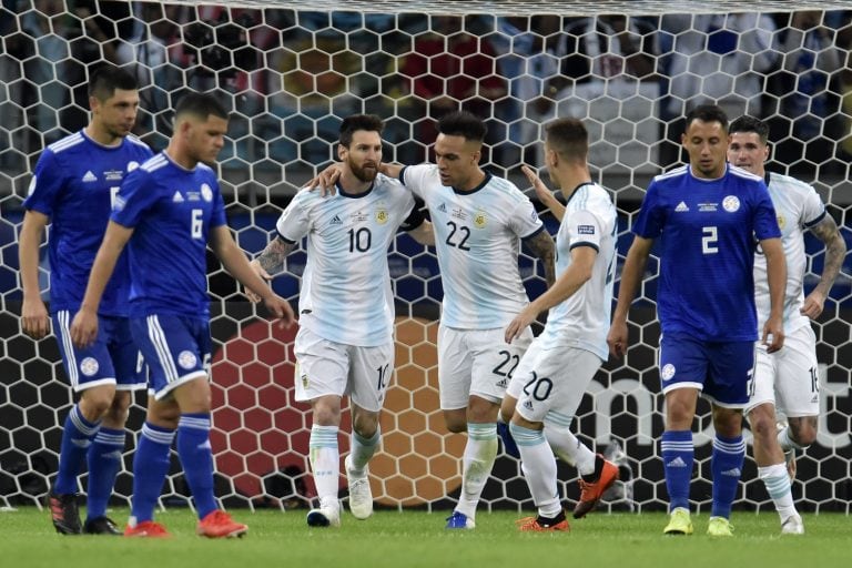 Messi celebra junto a Lo Celso y Martínez. Foto AFP/Douglas Magno.