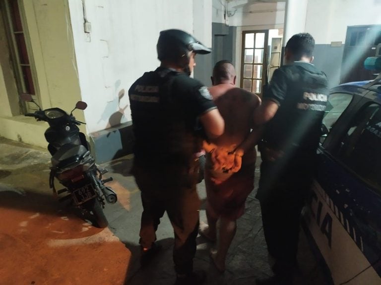 Uno de los sujetos detenidos en barrio Parque San Juan, Alta Gracia.