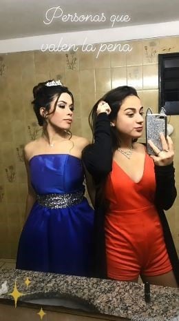 La joven Floriana Álvarez, con una de sus amigas que no participaron del desplante.