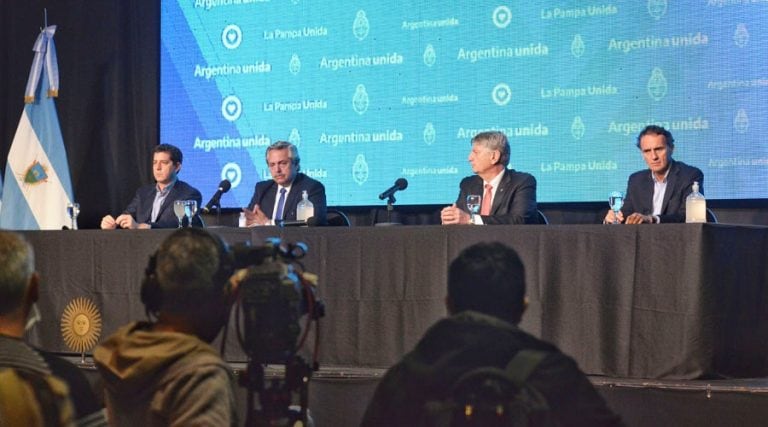 Las autoridades durante la conferencia de prensa (Vía Santa Rosa)