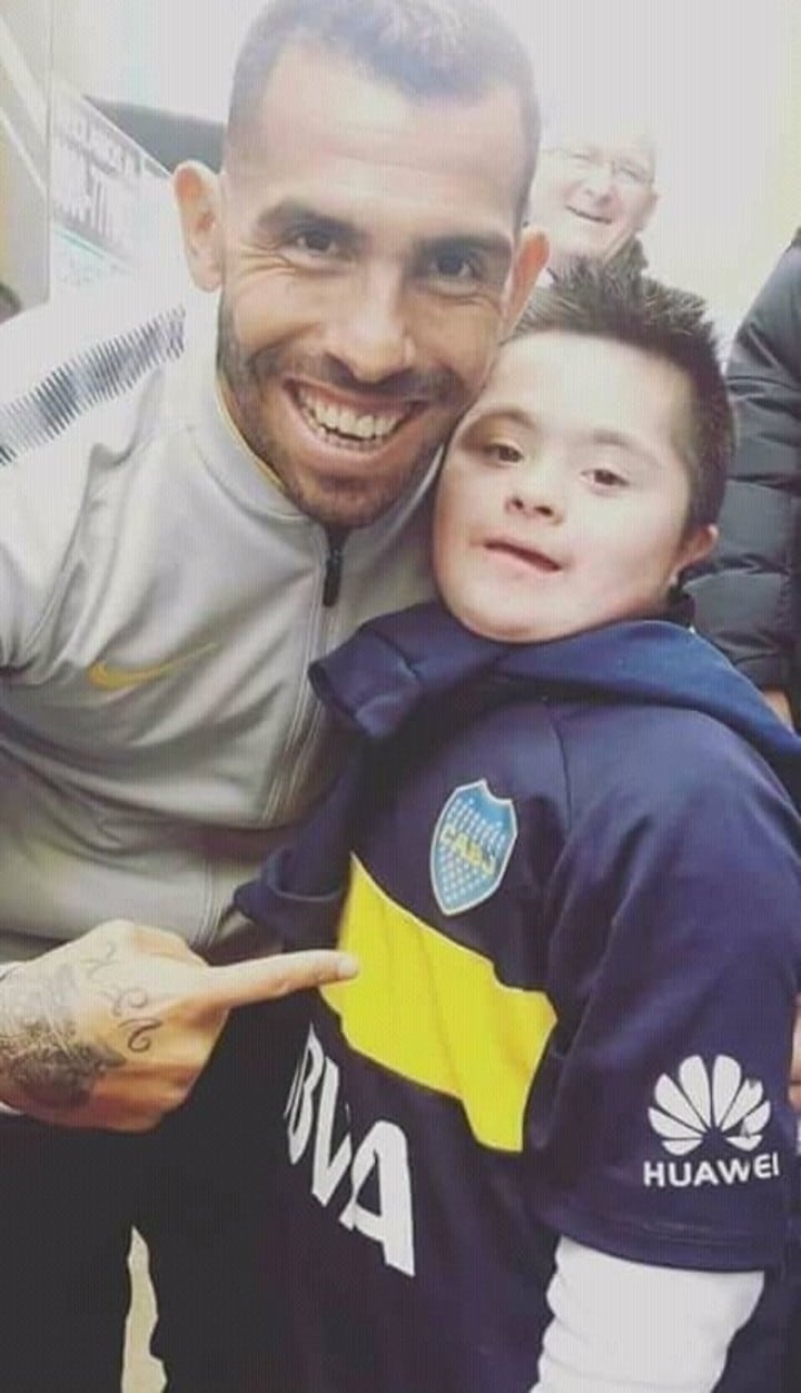 Santiago con Carlos Tevez.