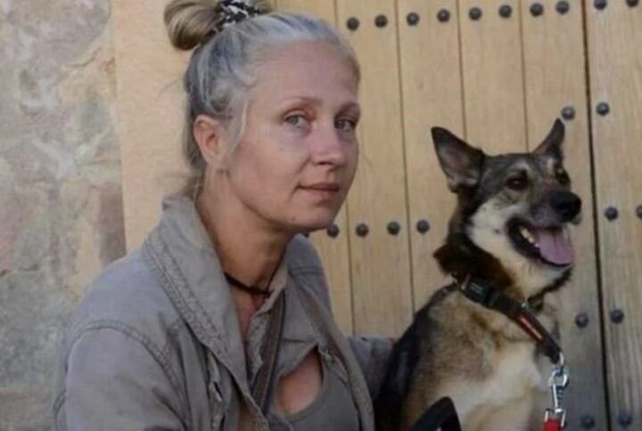 Wolfie junto a la veterinaria Marga Gallego, ahora su cuidadora.