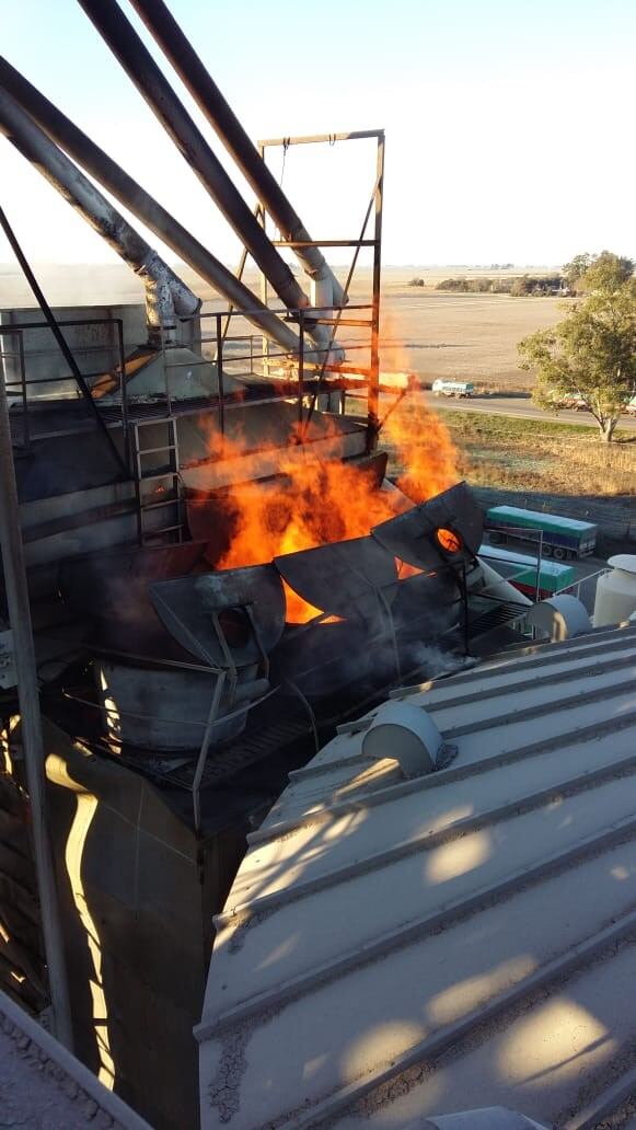 El voraz incendio de una secadora de granos en la localidad de Justiniano Posse. (Prensa Bomberos Voluntarios)