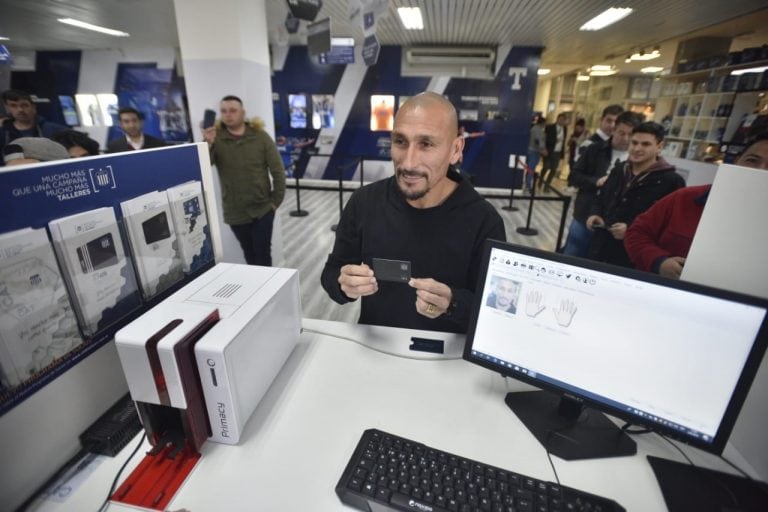 El Cholo Guiñazú fue a la sede de Talleres para retirar su carnet de socios y recibió el afecto de la gente.