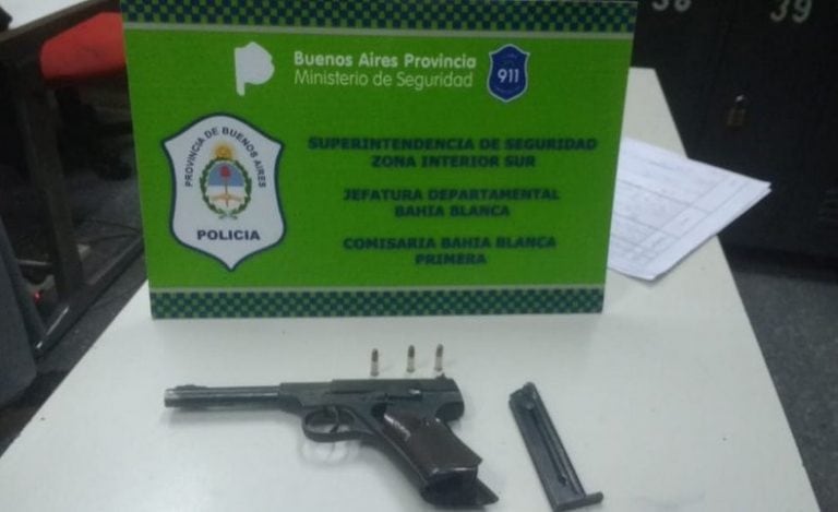 Le secuestraron una pistola calibre 22 (foto: policía)