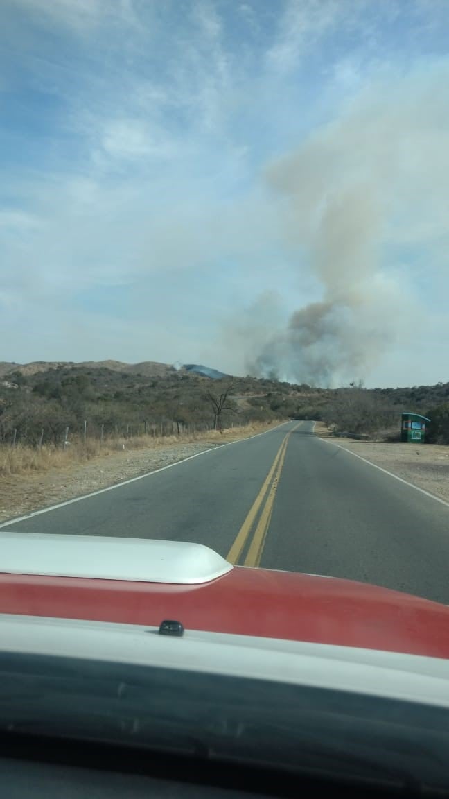 El incendio se desarrolla entre las localides de Icho Cruz y Cuesta Blanca. (Bomberos Voluntarios)