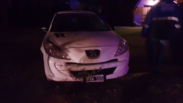 Su auto quedó dañado por el golpe contra un paredón.