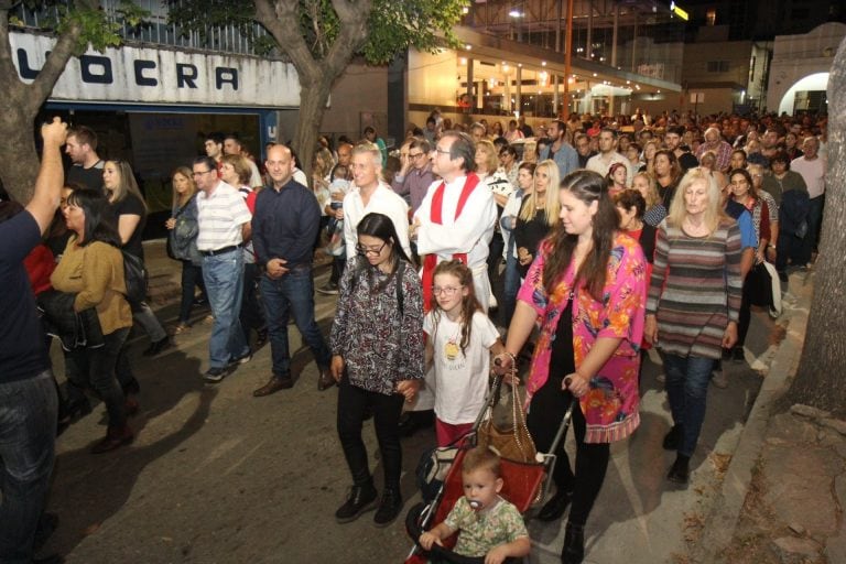 Vecinos y visitantes se dieron cita en las calles céntricas de la ciudad.