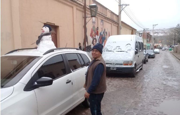 El invierno, como simpático pasajero de un auto particular, salió a recorrer las calles humahuaqueñas.