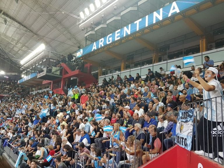 La gente acompañó la interpretación del Himno desde las tribunas.