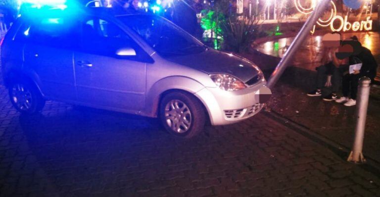 Se durmió y chocó en pleno centro de Oberá