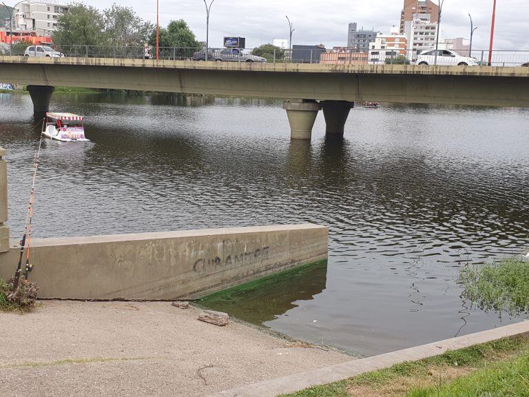 Así se ve el agua en pleno centro carlospacense.