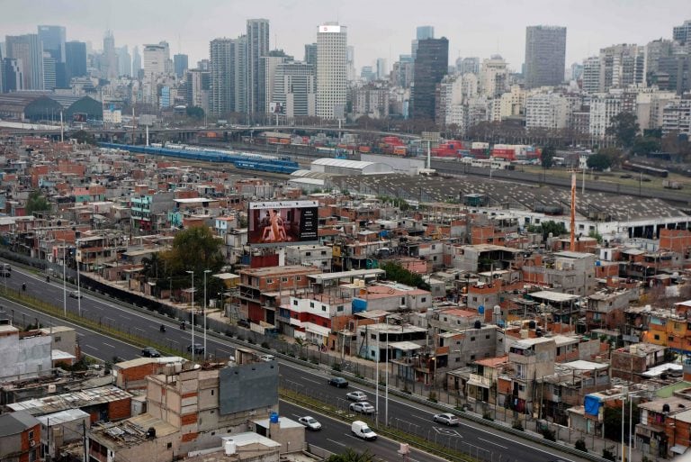 La villa 31, el asentamiento precario más grande de Capital Federal. / AFP PHOTO / Eitan ABRAMOVICH