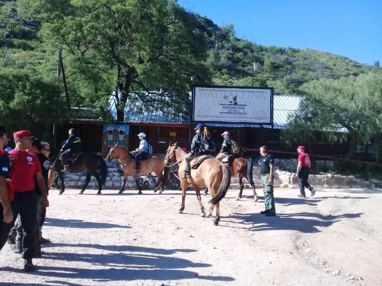 Los lugareños fueron de suma ayuda en la búsqueda. (Foto: Departamental Punilla).