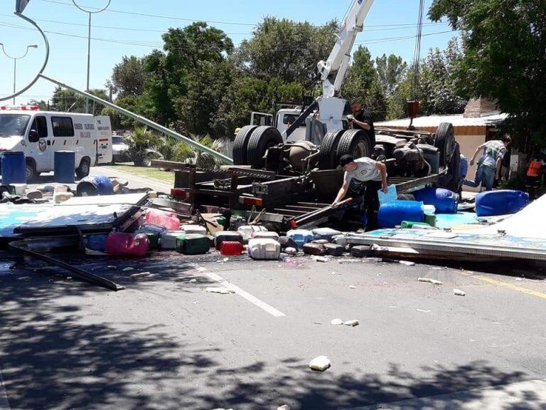 En el ingreso a Mina Clavero, volcó un camión y aplasto a sus dos tripulantes, uno de ellos murió.