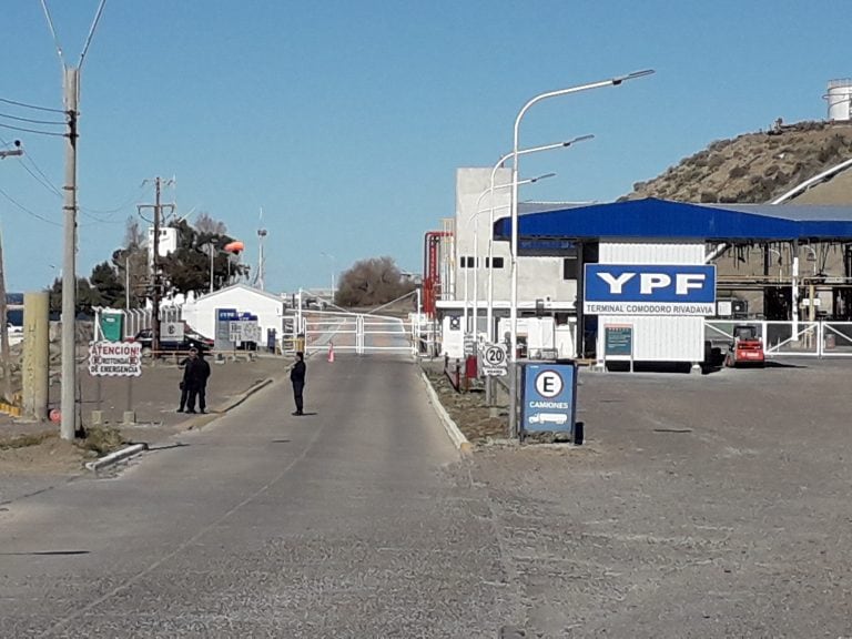 Una pequeña guardia policial custodia las inmediaciones al lugar.