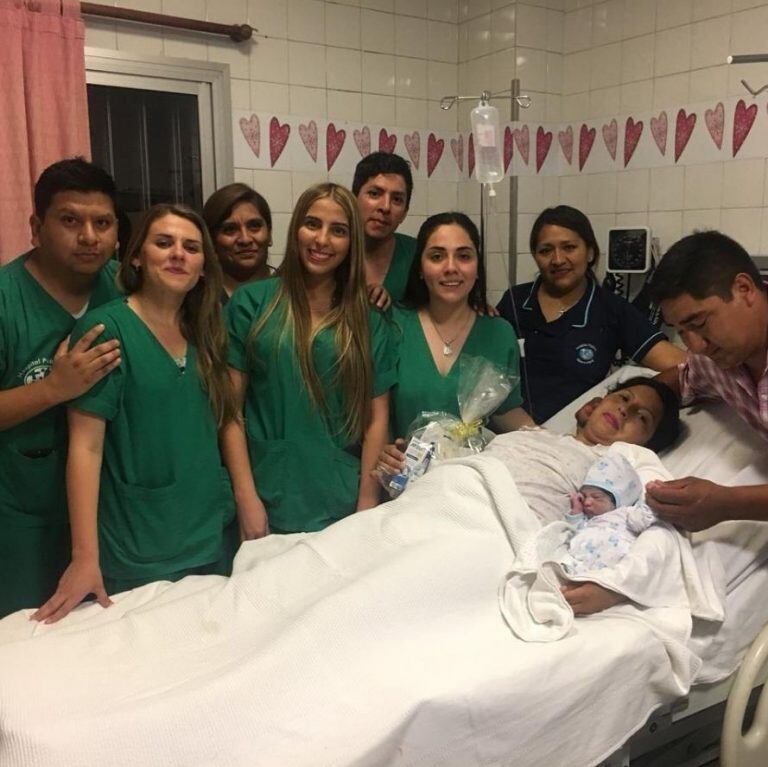 Primer bebé salteño junto a sus papás y los profesionales que asistieron el parto. (Hospital Materno Infantil)