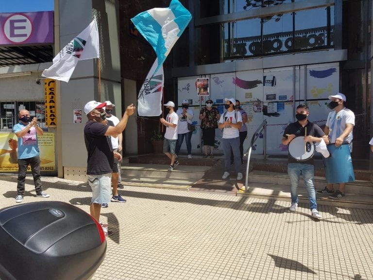 Alrededor de unas cincuenta personas se manifestaron este lunes en pleno centro carlospacense.