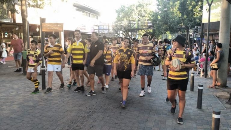 El Santa Rosa Rugby Club también estuvo presente en el desfile con la presencia de referentes de las distintas categorías.