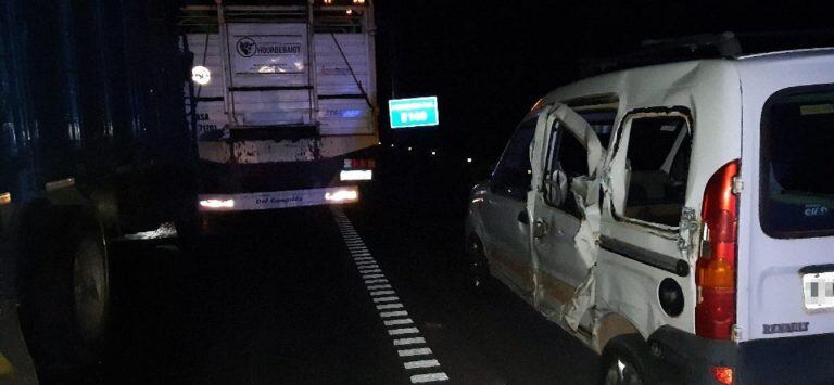 Una Renault Kangoo quedó involucrada en la secuencia junto con los vehículos de mayor porte. (@minsegsf)